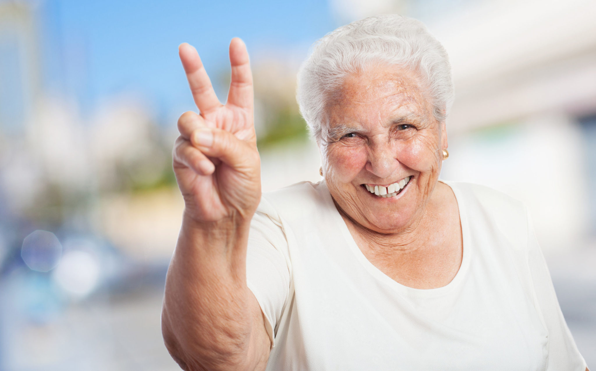 Бабушка форева. Добрая бабушка. Бабушка улыбается. Пожилая женщина улыбается. Пожилые люди улыбаются.